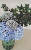 フラワーベースで透明感のある涼しさをお届け「オフィスの定期花」