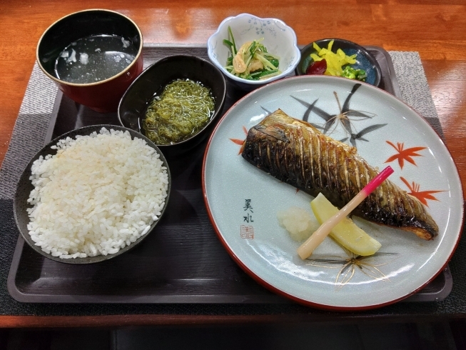 今日は鯖の塩焼きです。「今日は徳島の天然平目だよ【鳥夜ゆうこ、京都市南区、居酒屋、ランチ、地鶏、お刺身 】」