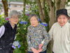 紫陽花の前で笑顔、花は心を楽しくしてくれます。「紫陽花を見に行きました。」