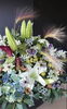 ブルーの紫陽花、パープルのアネモネ、ピンクチースも「ホワイトカサブランカ　」