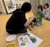 絵本を見ながら、Open ＆Shutと真似してます「小1お姉ちゃんは下京区ピアノ教室へ、2歳妹ちゃんは南区英語リトミック教室に入会！いきいきレッスンスタート【京都市南区＆下京区ピアノ教室•リトミック教室】」
