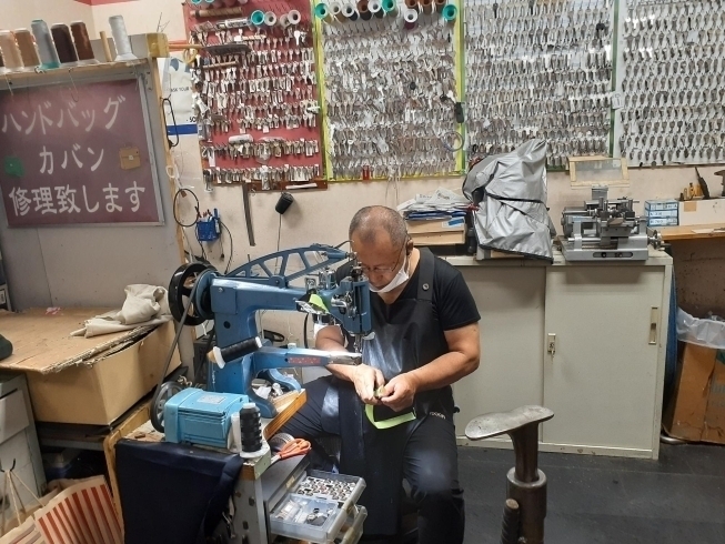 「イズミヤ枚方店１階「「トピー」お客様が大切にされているカバン・靴などを修理いたします！ 合鍵作製、印鑑制作、時計電池交換」