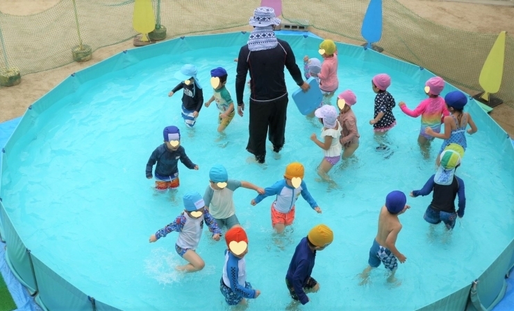 プールで遊ぶ園児たち「夏はプール！」