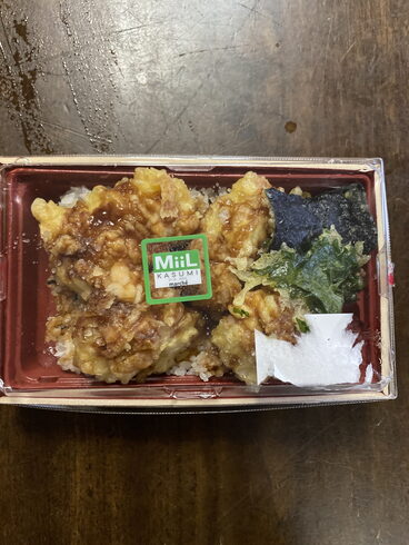 とり天弁当 580円 お勧めです。「今日は雨で、前橋です。『創業平成7年,調査の青葉グループ 茨城-つくば・土浦、群馬-前橋・高崎、埼玉-熊谷・上尾、千葉-松戸・柏、栃木-佐野・足利 で探偵31年の信頼と実績の若葉探偵社』」