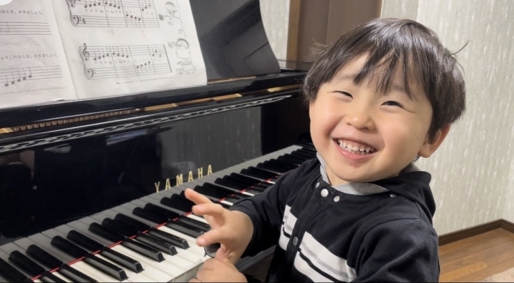 せんせ、ひけたよ！もう１回ひくよ！最高の笑顔。「下京区ピアノ教室のレッスン！弾けると楽しいね♪ すてきな笑顔がたくさん！【南区＆下京区のピアノ教室•リトミック教室】」