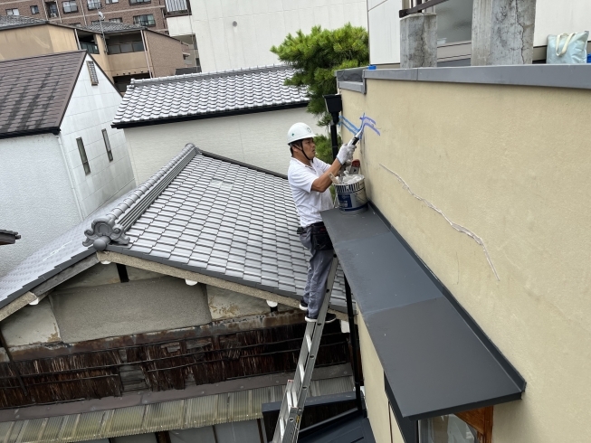 コーキング作業「中京区の住宅で外壁のひび割れをコーキングで補修」