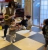テーマパークに出発！！ブッブゥ〜！！「滋賀県から南区•下京区教室のリトミックレッスンへ２歳ちゃんが入会♪楽しい！次何するの？【京都市南区•下京区のピアノ教室•リトミック教室】」