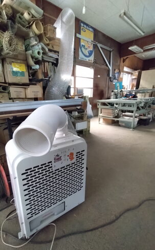 壁に穴を開けてダクトホースで熱風を排気する「酷暑の中、作業場のスポットクーラーにダクトをつけてみた 2」