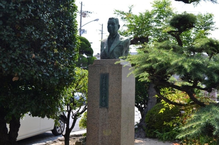 本社工場内にある創設者の一人・伊藤保平さんの銅像です。<br>工場の方向を見守っています。