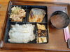 「本日のランチ、焼き魚と鶏の唐揚げのお弁当」