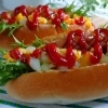 ピクルスパックカレースパイスにつけたピクルスでホットドッグ