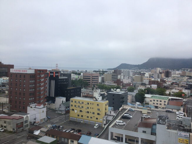 雲に覆われた、函館山。「今日は群馬の前橋で探偵は休みです。創業平成7年、『調査の青葉グループ、群馬-高崎・前橋 茨城-つくば・土浦 千葉-松戸、で探偵31年の信頼と実績のある若葉探偵事務所』」