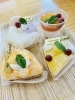 桃タルト、もも大福、ジャクソンフルーツのタルト「　旬の果物を使ったケーキ【神辺町のケーキ&パンのお店】」