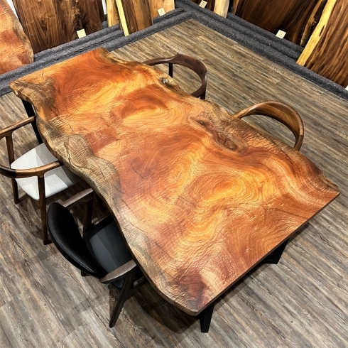 商品写真「一枚板テーブル、無垢のテーブル、ダイニングテーブルのご紹介。札幌市清田区の家具の店。」