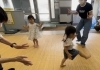 かわいい2歳ちゃん、ポニョに合わせて蟹さん歩き中！「南区唐橋のリトミックで2歳ちゃんコンビ、今日も可愛く頑張ってるね！【南区＆下京区のピアノ•リトミック•英語リトミック】」