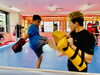 とても元気なNトレーナーのミット指導!「『只今、無料体験実施中‼』夏休みを利用して親子でで楽しい時間を過ごしませんか⁉　FIELD-RING 千葉市美浜区〖JR稲毛海岸駅　駅近』キックボクシング＆ボクシング」