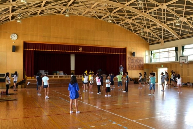 鈴の音の学生たちを筆頭に、小学生、中学生も一堂集結です。