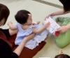 １歳ちゃん、もう楽しそうに布絵本で遊んでいます！「6ヶ月ちゃんと１歳ちゃん達もニコニコ♪南区吉祥院での英語リトミック【京都市南区＆下京区のピアノ•リトミック•英語リトミック】」