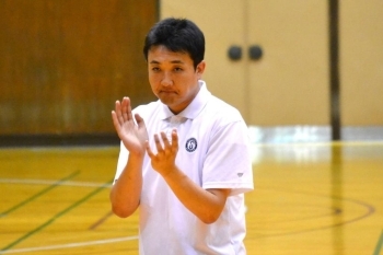 選手を鼓舞する塚本アソシエイトコーチ