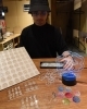 「アクリル板で自社グッズを」