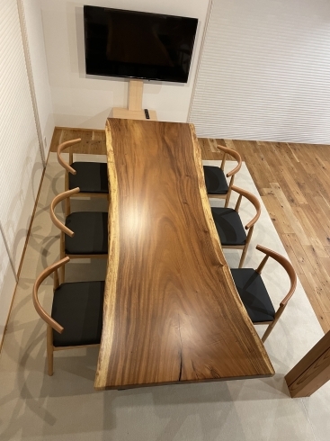 納品事例「[とても大きいサイズの一枚板の納品事例]のご紹介。一枚板テーブル、無垢のテーブル、ダイニングテーブルの札幌市清田区の家具の店、Ties interior。」