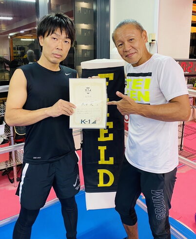 左:黒田選手 右:打越代表「~見事な成績をおさめた会員さん~ FIELD-RING 千葉市美浜区〖JR稲毛海岸駅 駅近』キックボクシング&ボクシング」