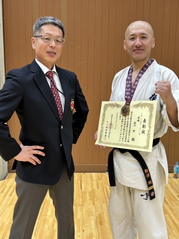 支部長へ優勝記念ツーショット☺️「全日本壮年空手道選手権で優勝しました！」