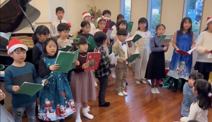 みんなで讃美歌を歌う「盛り上がったクリスマス会」