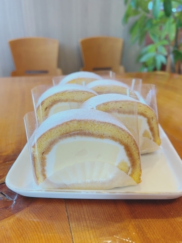 ひんやりつるんと美味しいプリンロール¥399「プリンが入ったロールケーキ期間限定発売！」