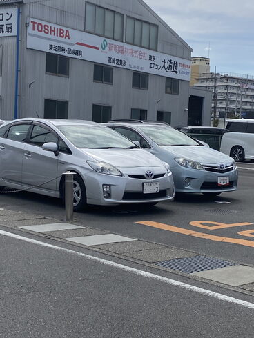 高崎のトヨタです。隣のSAIは来週、仲間入りです。「今日は群馬-前橋の自宅から、埼玉-熊谷に探偵に向かいます。『平成7年,調査の青葉グループ 茨城-つくば・土浦、群馬-前橋・高崎、埼玉-熊谷、 で探偵31年の信頼と実績の若葉探偵社』」