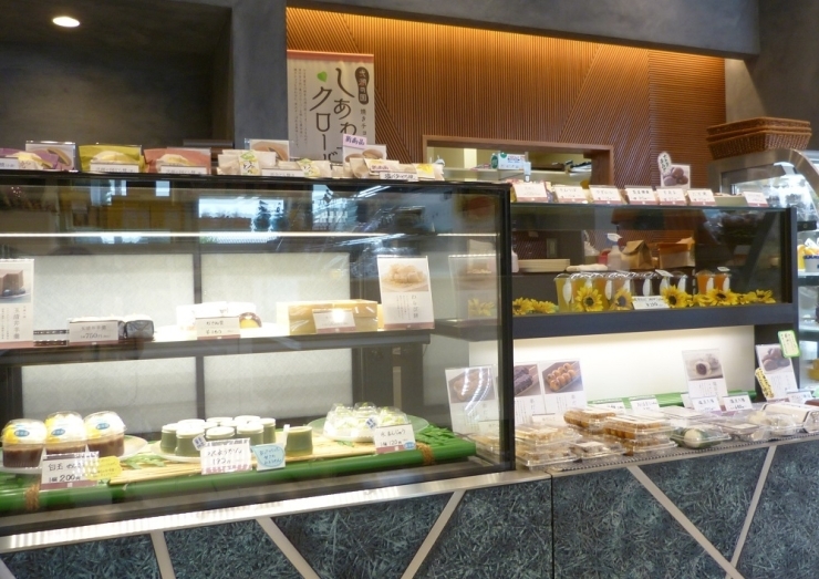 和菓子も沢山並んでいます。お団子や大福等の人気商品は夕方には売れ切れてしまいます。
