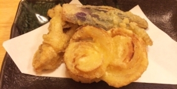 「本日の天ぷら」（￥280）<br>この日は舞茸、茄子、玉ねぎ。揚げたてのさくさくでおいしい！