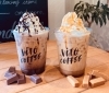 左：カフェモカ　右：キャラメルラテ「カフェViTOよりおすすめ定番ドリンクのご紹介です🚩　　　　食べ物【福山の雑貨屋さん！お菓子・飲み物・調味料など様々な食品を取り扱い！ギフトにも◎】」
