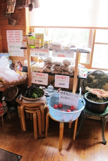 自宅で作られた野菜や、お店で使われる古代米などの販売もされています。