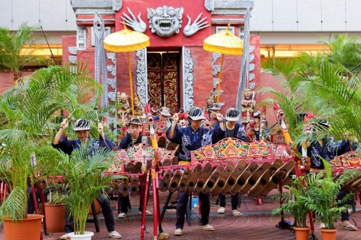 バリ島の巨竹アンサンブル〈ジェゴグ〉の演奏　参加者が実際に演奏できる手ほどきもある。