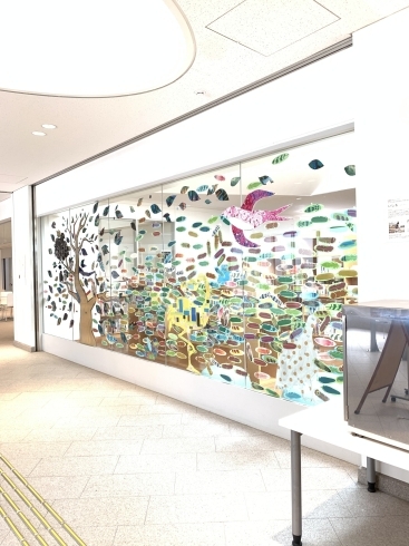 来館者が羽根のカードを貼ってくれることで完成します「八千代市中央図書館　ガラス面装飾を担当しました✨✨　」