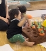 すごいね!もうにんじんをぽんぽんと抜いています!「ベビーくんのエンジョイ♪英語リトミック!どんどん学習して吸収していきます【京都市南区&下京区のピアノ・リトミック・英語リトミック】」