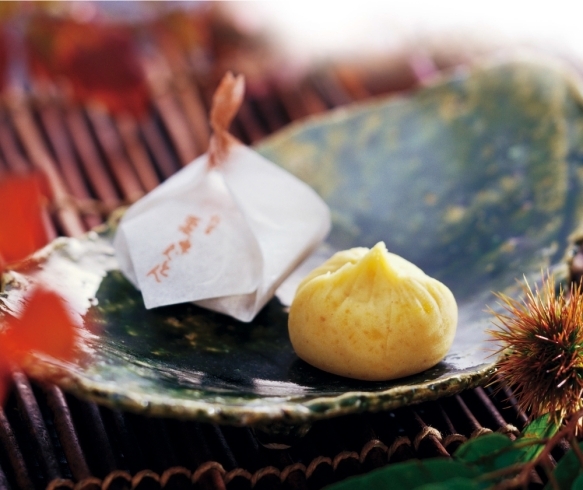 栗きんとん…１個 ２9０円「秋の代表銘菓「栗きんとん」。１１月下旬頃まで販売致しております。」