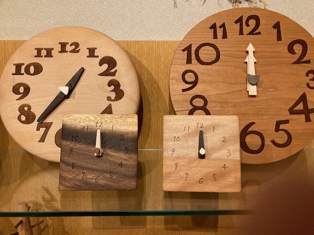 木製時計「種類豊富な無垢材の時計　木製家具・木製小物を豊富に扱う札幌の家具・インテリアショップ『彩工房畑山』」