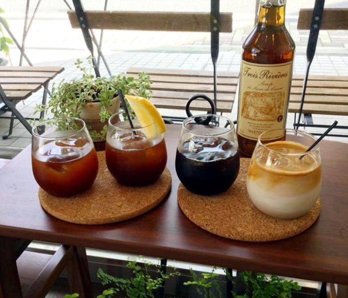 ▲ 夏らしい爽やかな1杯もいろいろなかたちで愉しめる。丁寧に1杯１杯淹れてくれるコーヒーは、店内で飲める他、テイクアウトも可能。