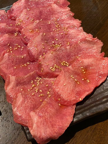 肉厚牛タン!!「タンが美味しいと絶賛していただいてます。【明石 焼肉 ホルモン 肉厚塩タン】」