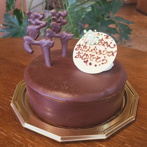 「当店人気No.1『ザッハトルテ』 手絞りの鹿チョコを飾って、お誕生日ケーキにもできます🦌」
