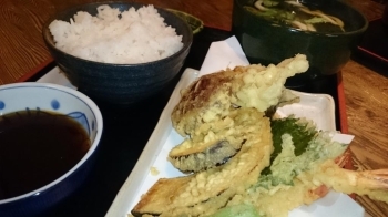 天ぷら定食。うどん屋さんですから、ごはんの他にうどんも付いてます。うどんの具は三つ葉とわかめ。天ぷらは大エビ含め、7種類。もちろん揚げたてのアツアツです！！！