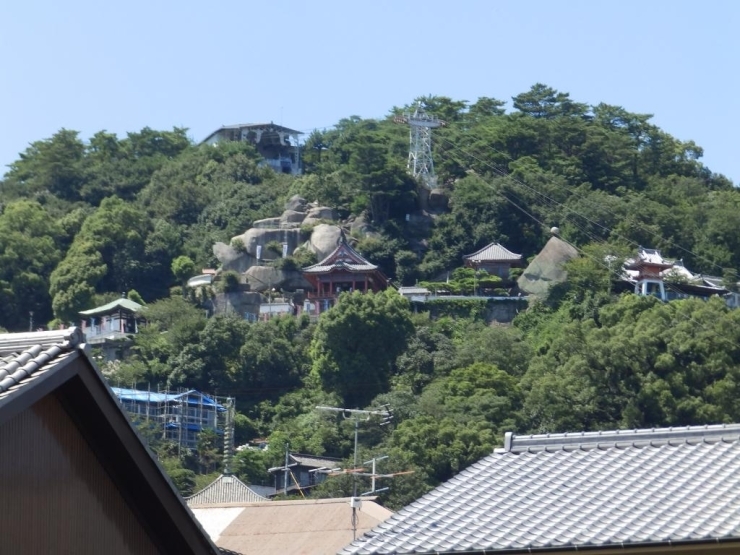 浜の小路と薬師堂通りの間、パーキングから見えた千光寺。