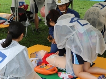 AEDを使用しての救命訓練。