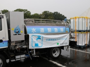 東京都水道局の緊急隊給水車。水がないと人は生きていけませんからね。