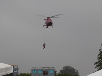 ビルに取り残されたケガ人をヘリコプターでの救出訓練。