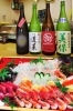 上：こだわりの日本酒は定期的に入れ替え　下：お造り「巨海寿し（こみずし）」