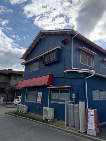 外壁を青色に 屋根を赤色にオシャレに改装しました 株式会社 山本工務店のニュース まいぷれ 加古川市