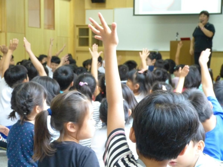 食育の時間では「公認スポーツ栄養士　松田幸子先生」の質問に元気に手を挙げる子どもたち